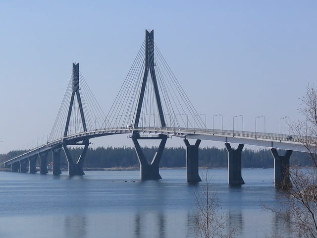 Raippaluoto (Replot) bridge and the sea